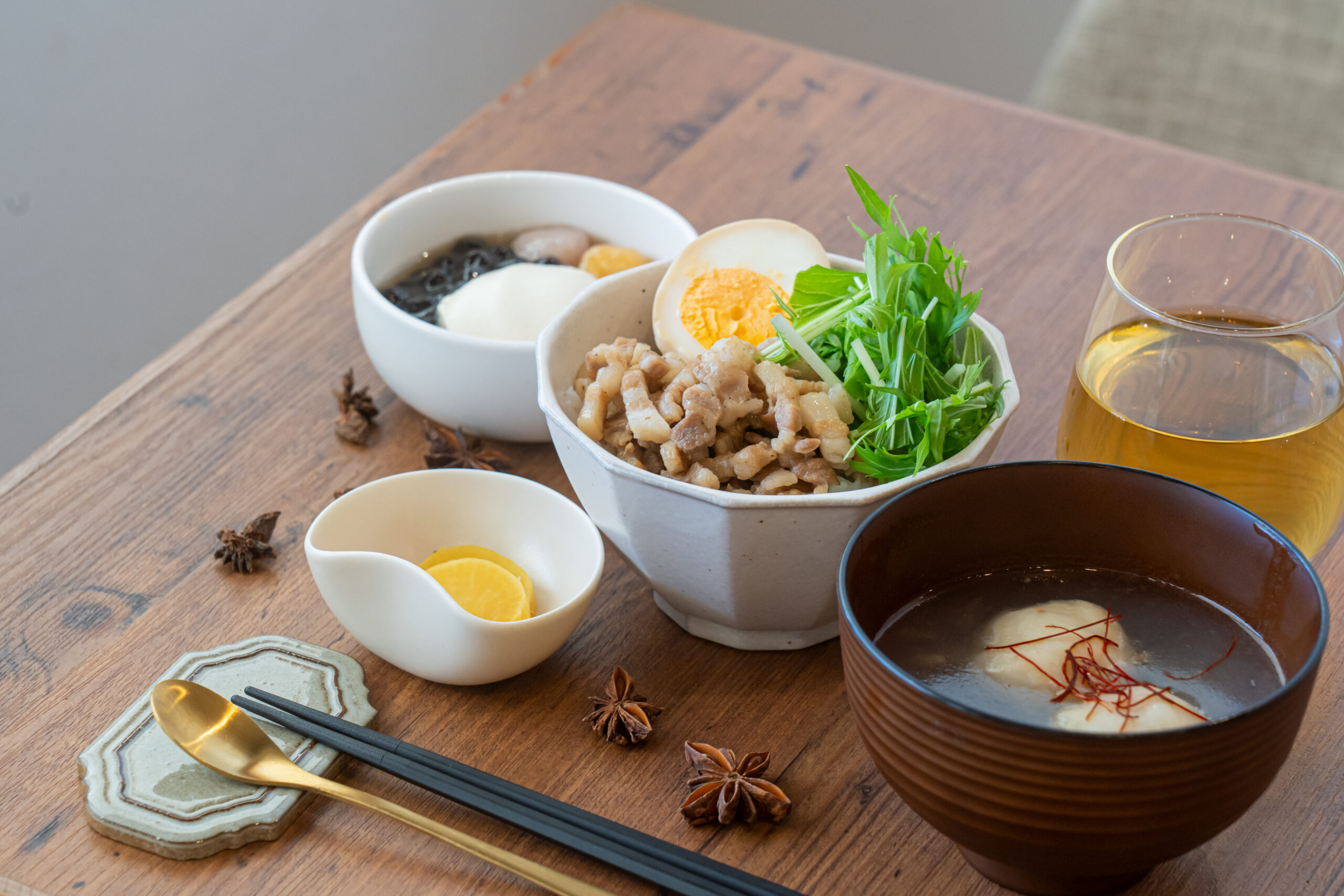 ルーロー飯ランチセット<br />
（お弁当はテイクアウト可）